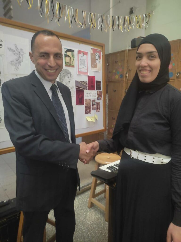 ا.د محمد رمضان السيد عميد الكلية يكرم الطالبة سجود علي صالح