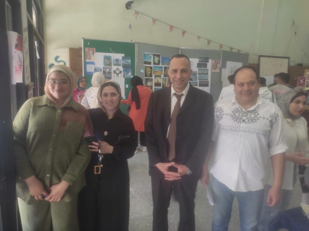 ا.د محمد رمضان السيد عميد الكلية يفتتح المعرض الفنى التشكيلى للطلاب